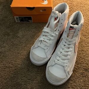 New in box Women’s Nike Blazer '77 Vintage Mid White Pink Oxford size 6.5